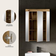 Wandhängender Badezimmerschrank mit Holzrahmen und weißen Spiegeltüren, geöffnet mit sichtbaren verstellbaren Einlegeböden und Metallscharnieren über einem Waschbecken, Frontansicht.