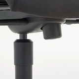 Nahaufnahme der Unterseite eines Chefsessels mit Fokus auf die Höhenverstellung.