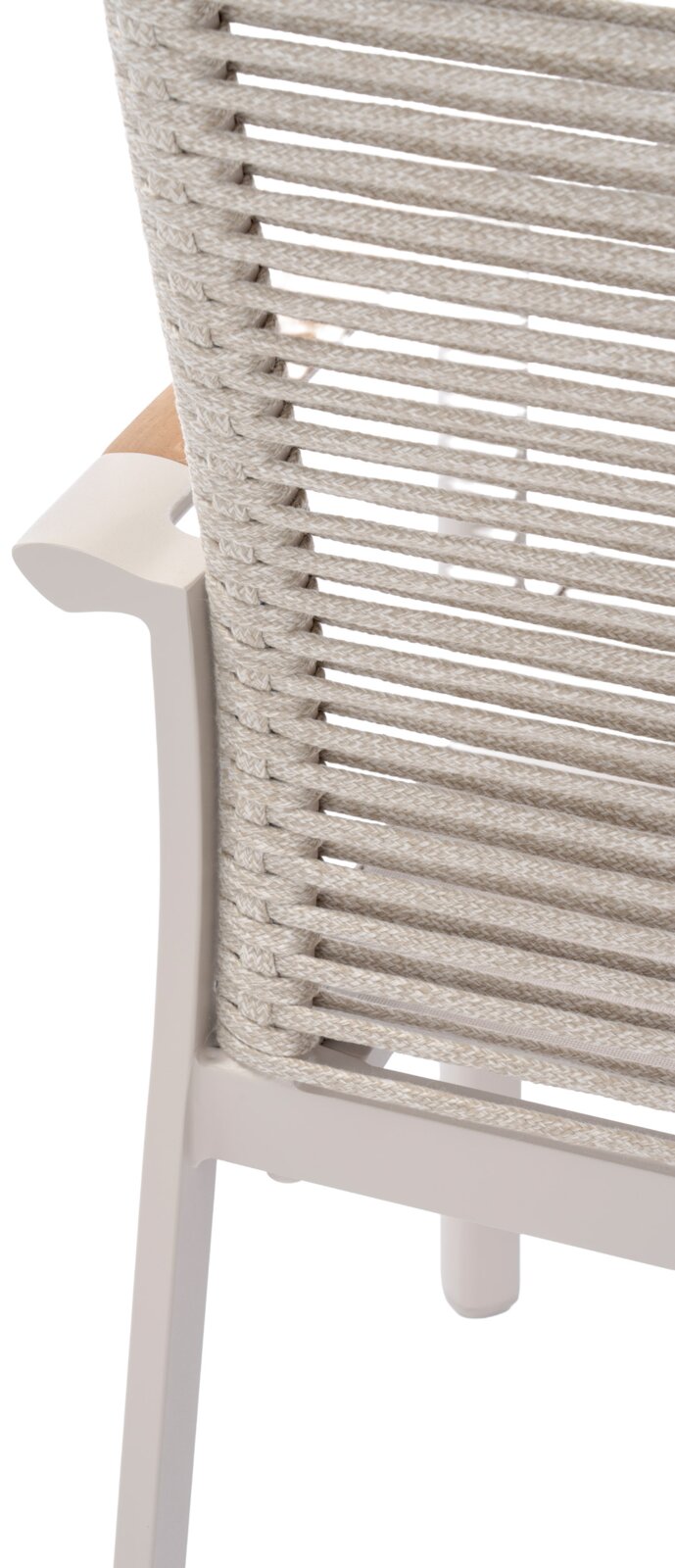 Achterkant van een stapelbare fauteuil met hoge rugleuning, een vlechtwerk van touw en lichte houten armleuningen.