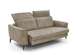 Beiges 2,5-Sitzer-Sofa Valdera mit verstellbaren Kopfstützen, seitliche Perspektive