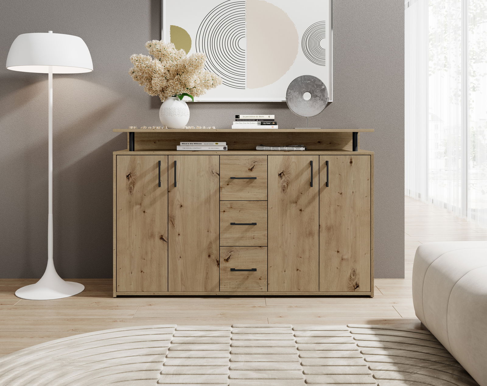 Frontale Ansicht eines modernen Sideboards aus Holz mit vier Schubladen und zwei Türen, dekoriert mit Büchern und einer Vase mit Blumen, neben einer Stehlampe in einem stilvollen Wohnzimmer.