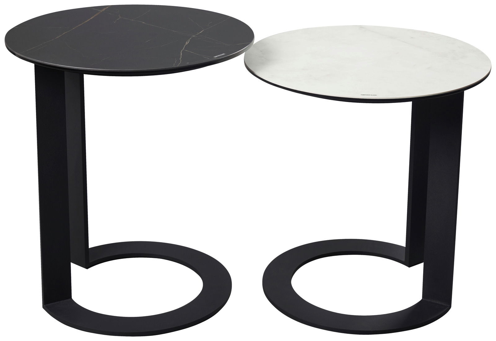 Zwei runde Beistelltische mit unterschiedlichen Höhen, einer mit schwarzer und einer mit weißer Tischplatte, aus seitlicher Perspektive.
