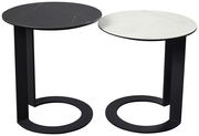 Zwei runde Beistelltische mit unterschiedlichen Höhen, einer mit schwarzer und einer mit weißer Tischplatte, aus seitlicher Perspektive.