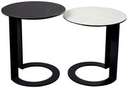 Zwei runde Beistelltische mit unterschiedlichen Höhen, einer mit schwarzer und einer mit weißer Tischplatte, aus seitlicher Perspektive.