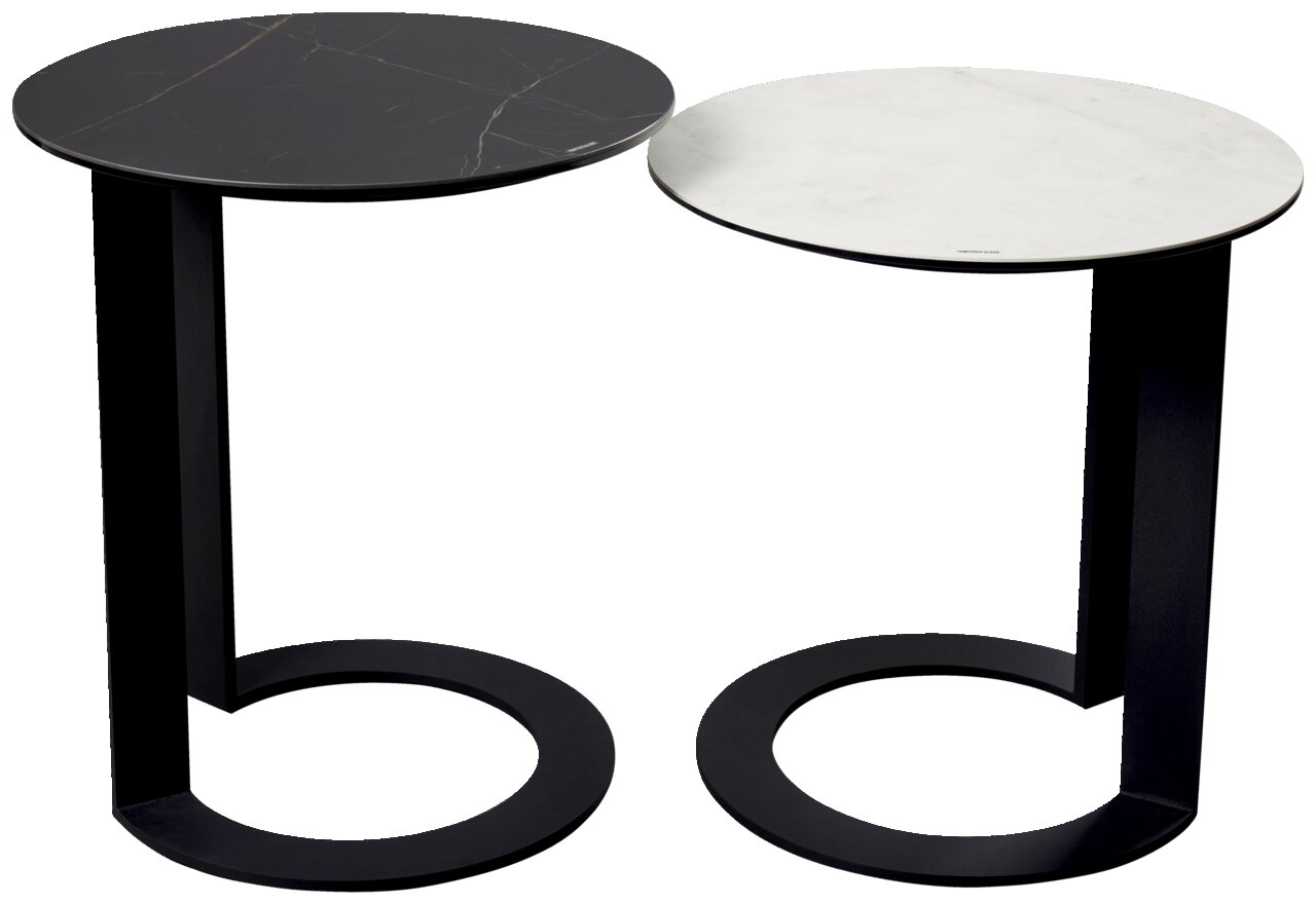 Zwei runde Beistelltische mit unterschiedlichen Höhen, einer mit schwarzer und einer mit weißer Tischplatte, aus seitlicher Perspektive.
