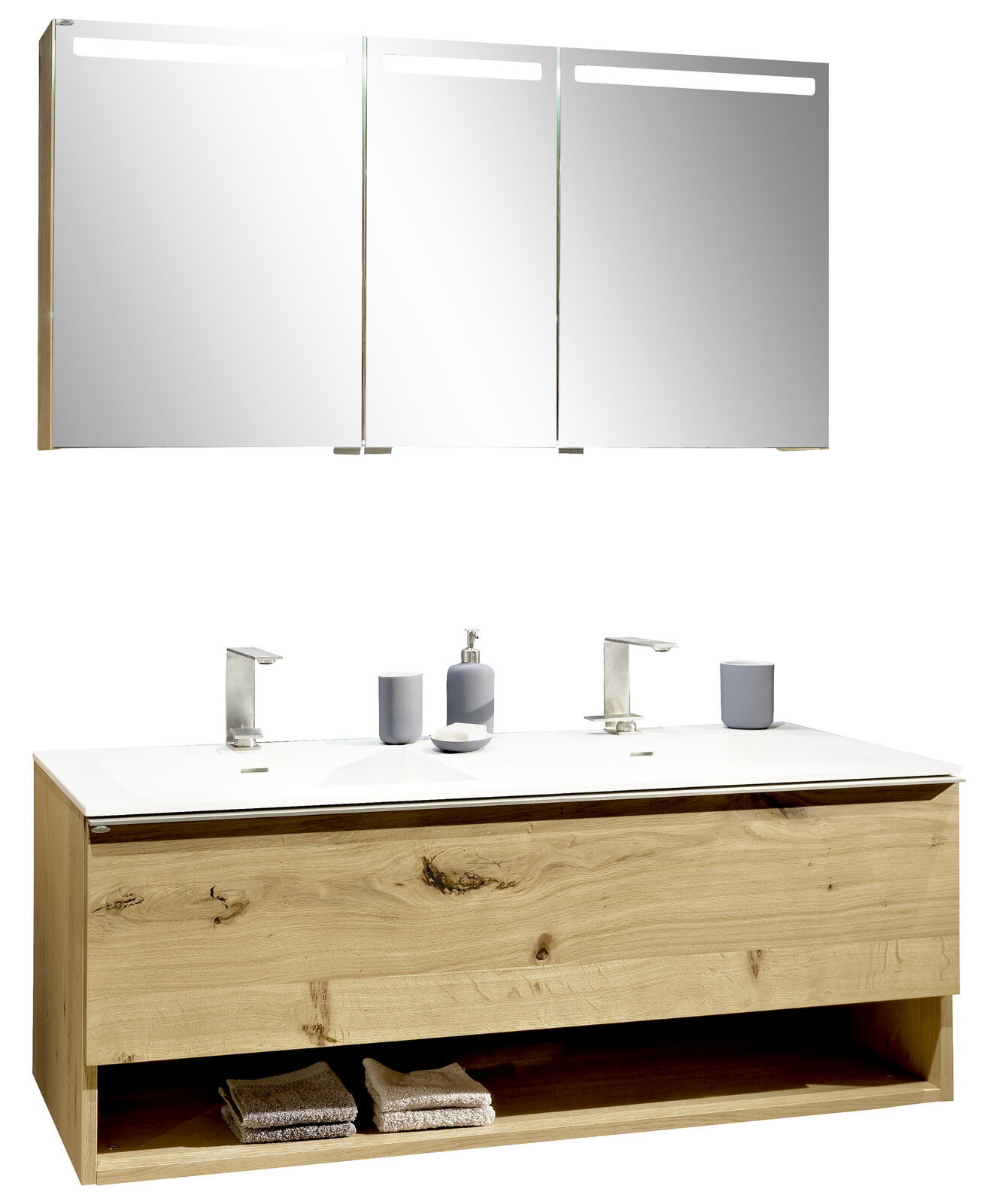 Frontale Ansicht einer modernen Badkombination mit Holzoptik, bestehend aus einem Waschtisch mit zwei Wasserhähnen und einem darüber hängenden Spiegelschrank mit drei Türen.