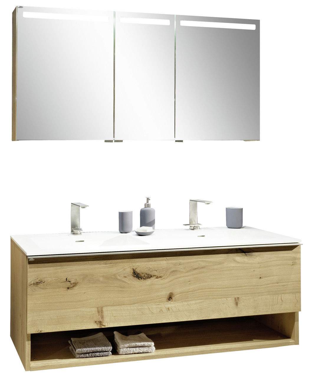 Frontale Ansicht einer modernen Badkombination mit Holzoptik, bestehend aus einem Waschtisch mit zwei Wasserhähnen und einem darüber hängenden Spiegelschrank mit drei Türen.