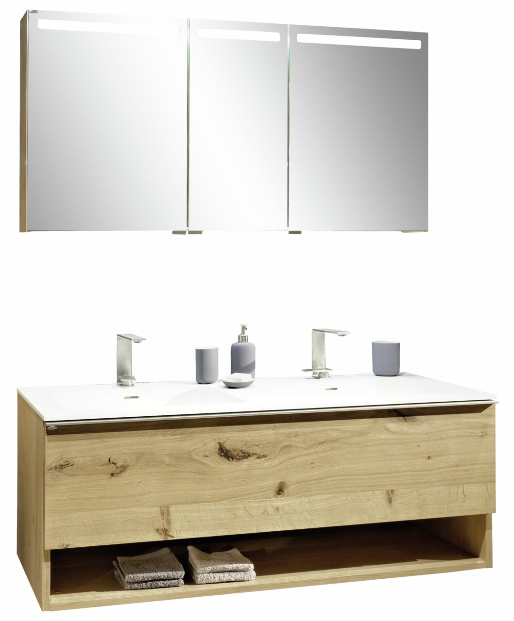 Frontale Ansicht einer modernen Badkombination mit Holzoptik, bestehend aus einem Waschtisch mit zwei Wasserhähnen und einem darüber hängenden Spiegelschrank mit drei Türen.