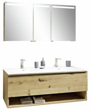 Frontale Ansicht einer modernen Badkombination mit Holzoptik, bestehend aus einem Waschtisch mit zwei Wasserhähnen und einem darüber hängenden Spiegelschrank mit drei Türen.