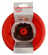 Rote Silikon-Gugelhupfform mit einem Durchmesser von 18 cm, von oben betrachtet, mit Verpackung von Dr. Oetker.