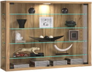 Holzfarbene Vitrine mit Glasböden und integrierter Beleuchtung, dekoriert mit Schalen, Bilderrahmen und Büchern, Frontansicht.