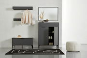Moderne Garderobeneinrichtung mit Schuhschrank, Spiegel, Garderobenbank und Wandregalen in dunklem Design, frontal betrachtet.