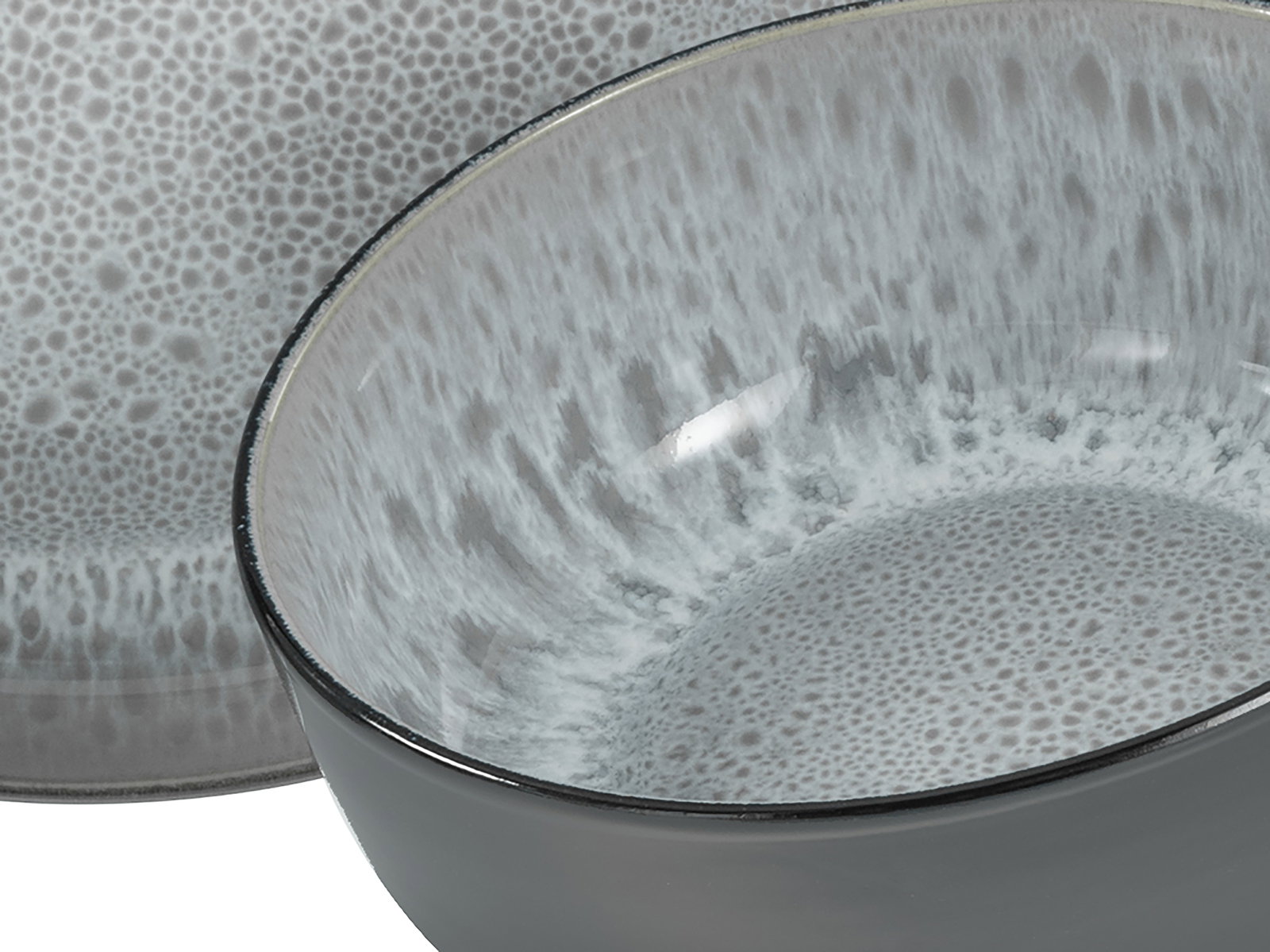 Nahaufnahme eines modernen Tafelservice-Teils mit grauem, gesprenkeltem Muster und glänzender Oberfläche.