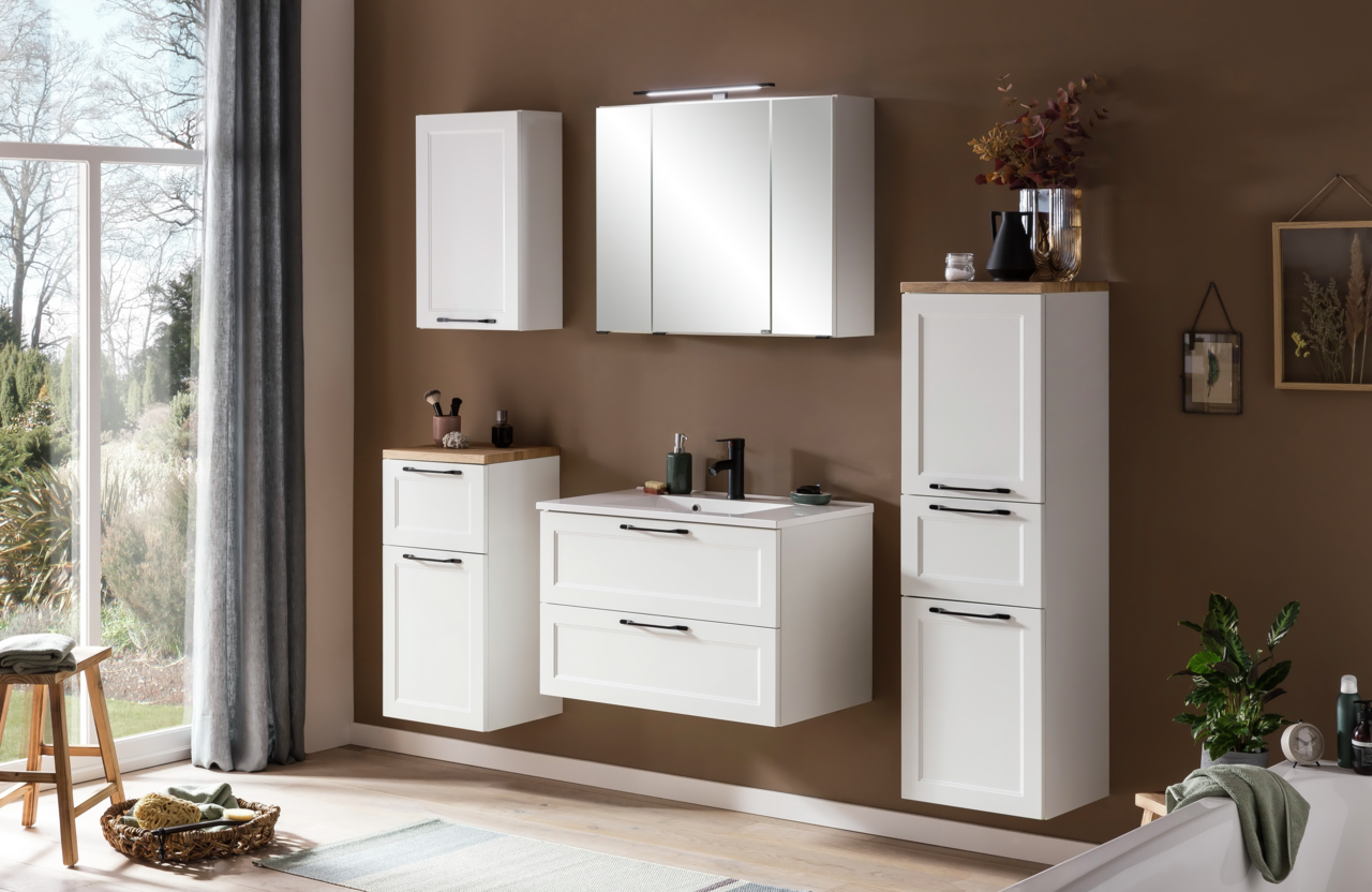 Moderner weißer Hängeschrank in einem stilvollen Badezimmer, frontal betrachtet.