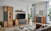 Modernes Wohnzimmer-Set aus Holz und Anthrazit mit Vitrine, TV-Lowboard, Sideboard und Wandregal; Perspektive: frontale Weitwinkelansicht im Raum.