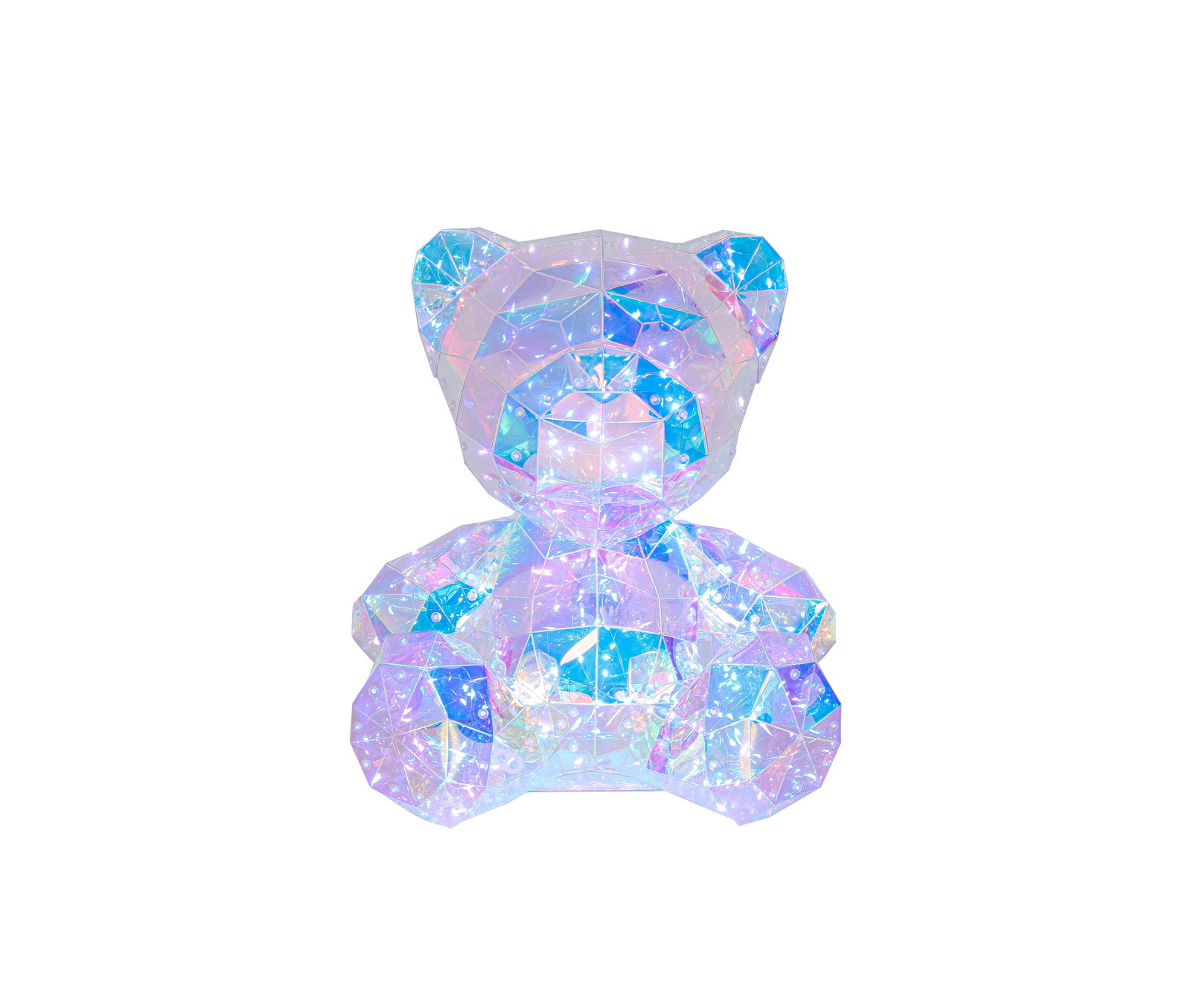 LED-Dekoleuchte in Form eines Bären mit facettierter, kristallartiger Oberfläche in schillernden Farben, frontal abgebildet.