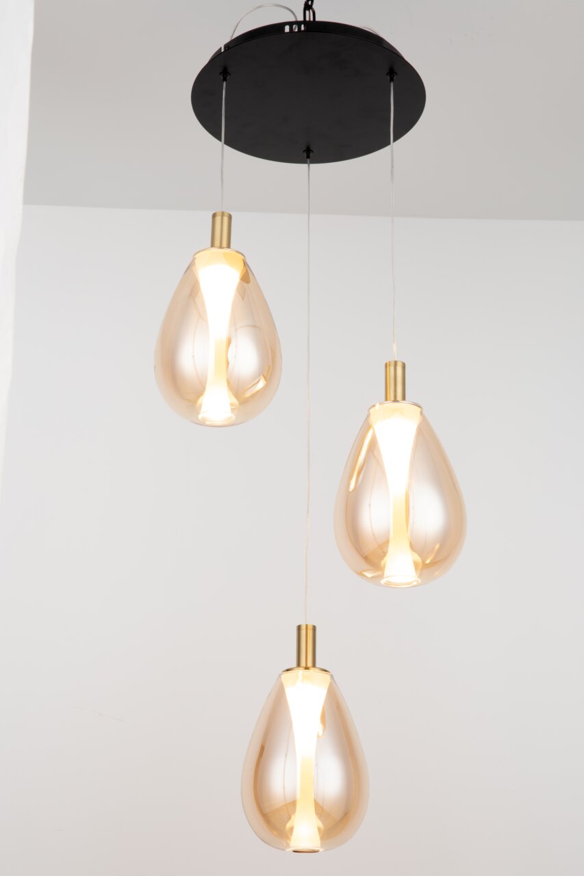 Novel LED-Hängeleuchte HÄNGELEUCHTE Drei tropfenförmige LED-Hängeleuchten in goldener Farbe, von unten fotografiert, an einer schwarzen Deckenhalterung befestigt.