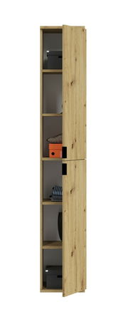 Schmaler Holzschrank mit teilweise geöffneter Tür, zeigt Regalböden mit Aufbewahrungsboxen und Kleidung, Frontalansicht.