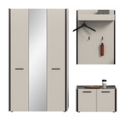 Moderne Garderobenmöbel in Beige und Hellgrau mit schwarzen Griffen: hoher Schrank, Wandpaneel mit Ablage, Haken und Kleiderbügel sowie niedrige Kommode; Frontansicht.