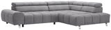 Graues Ecksofa mit Ottomane rechts, perspektivisch von vorne links gesehen.