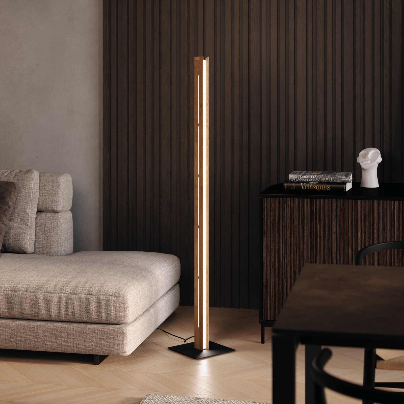 Moderne LED-Stehleuchte in einem stilvollen Wohnzimmer, seitliche Perspektive