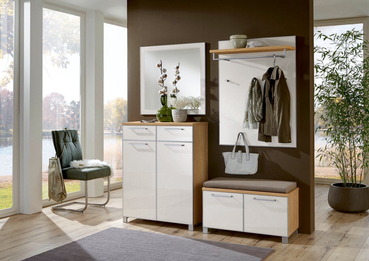 Garderoben-Set 5-tlg. in modernem Design mit Spiegel, Schuhschrank, Sitzbank und Garderobenpaneel, seitliche Perspektive