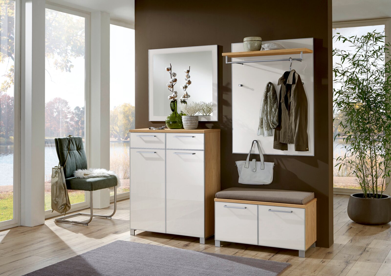 5-delige garderobeset in modern design met spiegel, schoenenkast, bankje en garderobepaneel, zijaanzicht