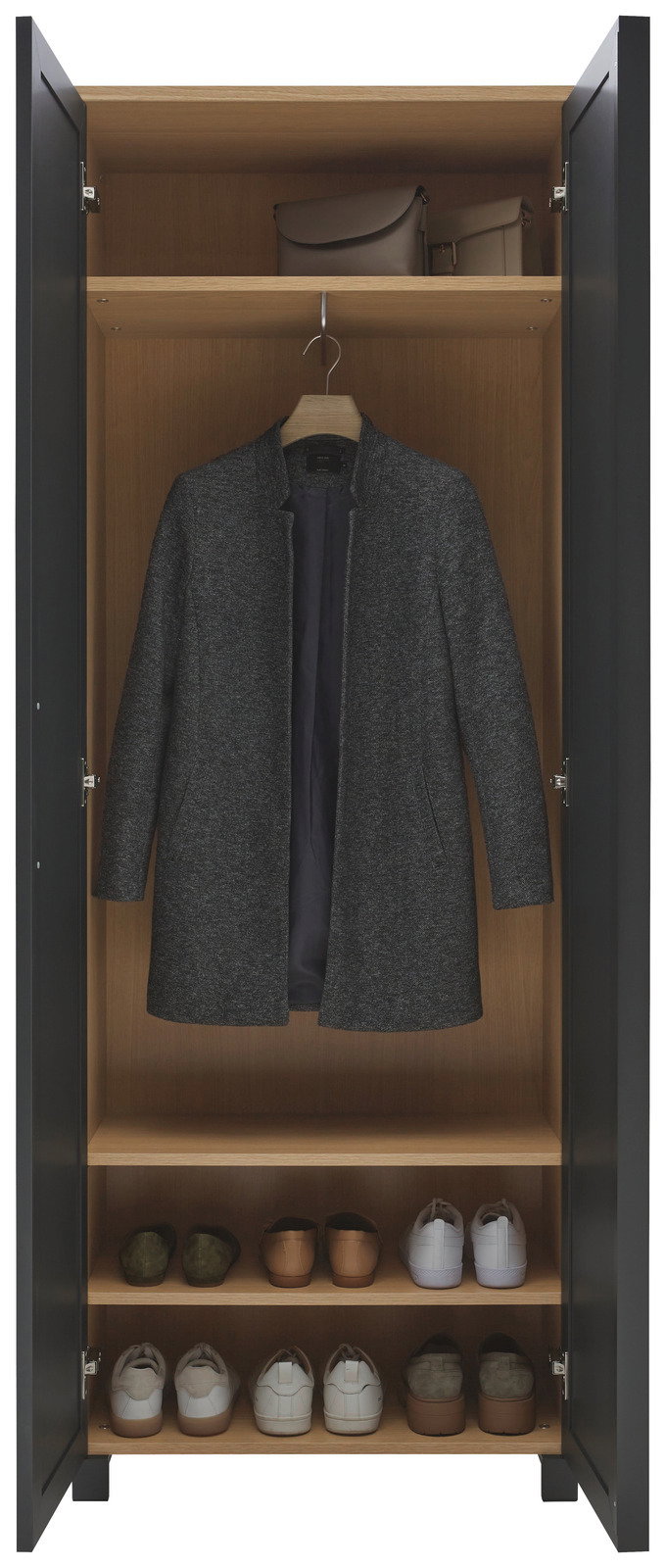 Offener Garderobenschrank mit grauem Mantel, Taschen und Schuhen, Frontalansicht