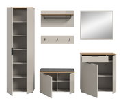 Garderobenkombination bestehend aus einem hohen Schrank mit offenen Türen, einer Wandgarderobe mit Haken und Ablage, einem Spiegel, einer Sitzbank mit Stauraum und einem Schrank mit Schublade, frontal abgebildet.