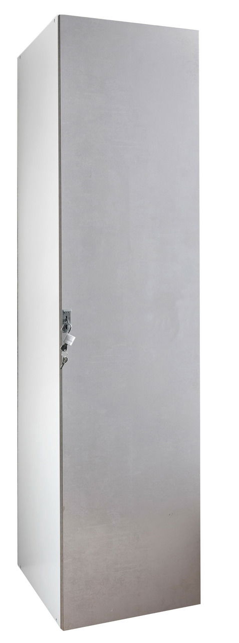 Abschließbarer Kleiderschrank aus Metall, seitliche Perspektive, mit Schlüssel im Schloss.