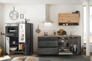 Moderne Küchenzeile ohne Elektrogeräte, mit grauen Schränken und Holzarbeitsplatte, aus der Perspektive von vorne.