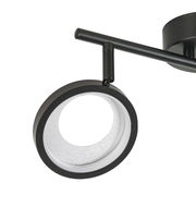 Nahaufnahme eines modernen, schwarzen LED-Strahlers mit rundem Design, seitliche Perspektive