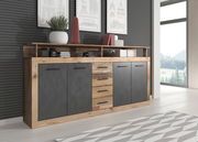 Modernes Sideboard XORA LUNA aus Holz und grauem Material, seitliche Perspektive, dekoriert mit Pflanzen und Büchern.
