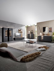 Moderne Wohnzimmermöbel in einem stilvollen Raum mit grauen Vitrinen, Sideboard und Highboard, Perspektive von der Sofaecke aus