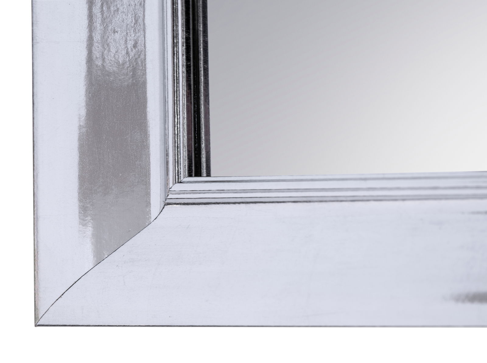 Nahaufnahme eines rechteckigen Spiegels mit silbernem Rahmen, Perspektive von der Ecke.