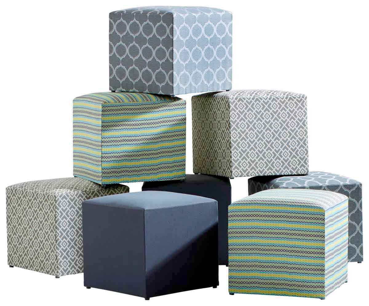 Sitzhocker in verschiedenen Mustern und Farben, gestapelt in einer pyramidenartigen Anordnung, seitliche Perspektive