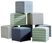 Sitzhocker in verschiedenen Mustern und Farben, gestapelt in einer pyramidenartigen Anordnung, seitliche Perspektive