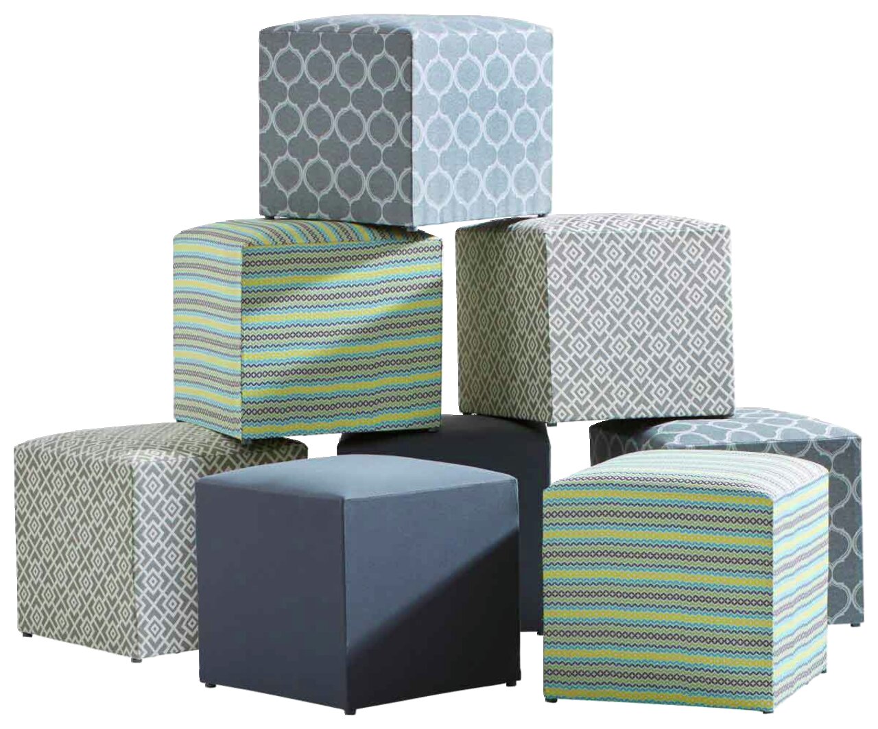 Sitzhocker in verschiedenen Mustern und Farben, gestapelt in einer pyramidenartigen Anordnung, seitliche Perspektive