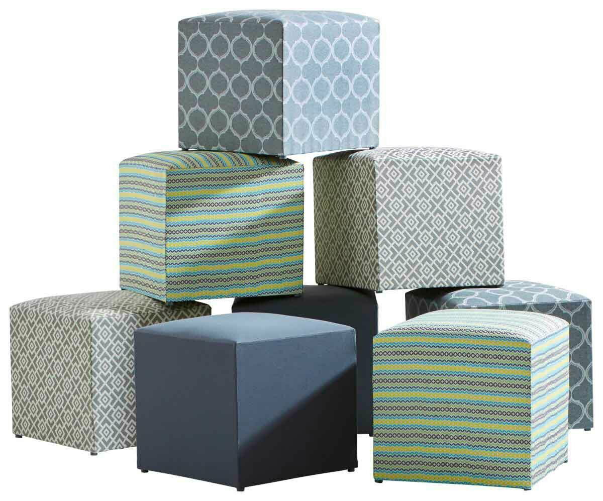 Sitzhocker in verschiedenen Mustern und Farben, gestapelt in einer pyramidenartigen Anordnung, seitliche Perspektive