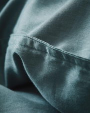 Nahaufnahme von blauer Bettwäsche mit weicher Textur und feinen Nähten