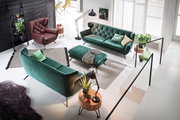 Grünes 2-sitziges Sofa in moderner Wohnzimmerumgebung, aus der Vogelperspektive fotografiert.