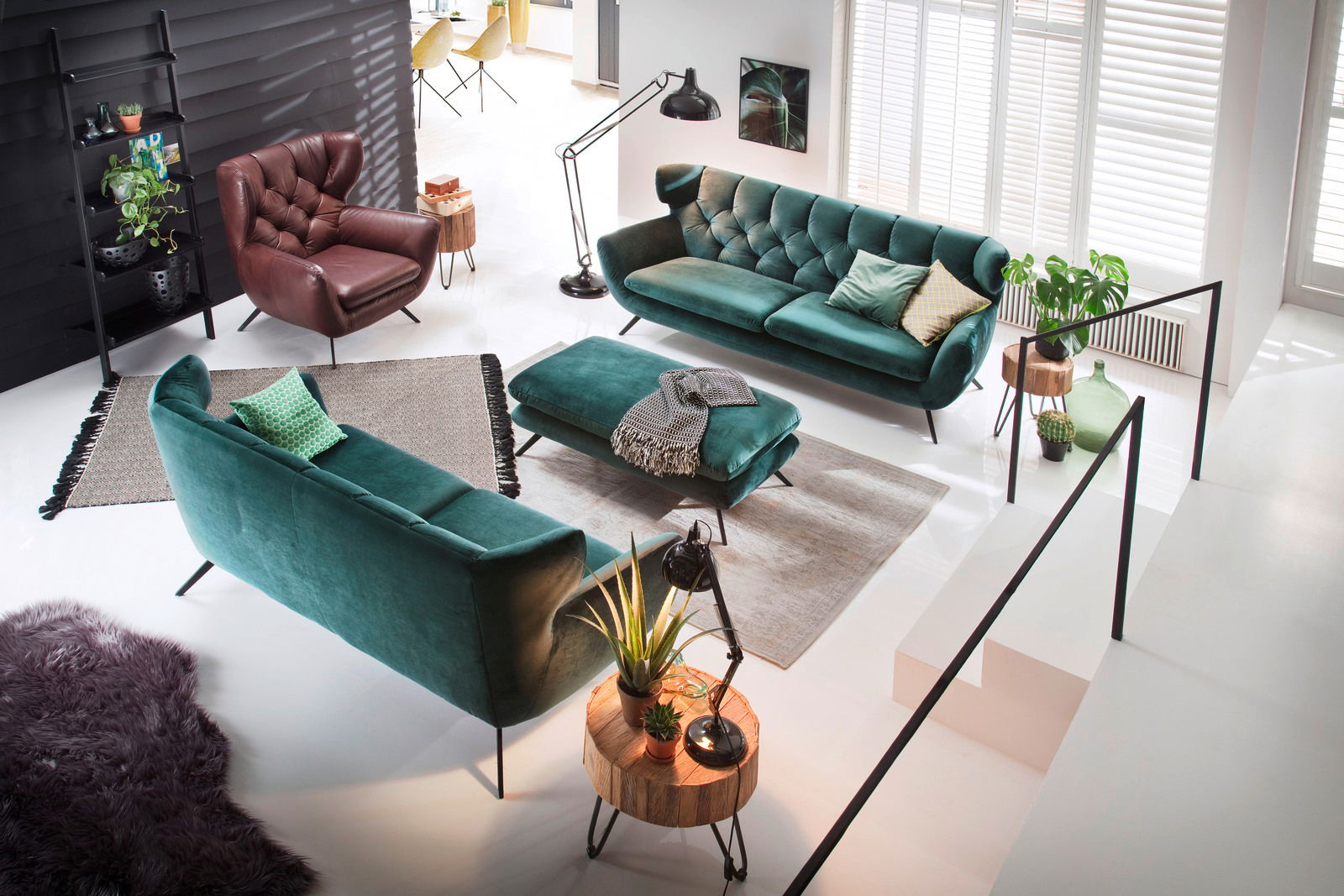 Grünes 2-sitziges Sofa in moderner Wohnzimmerumgebung, aus der Vogelperspektive fotografiert.