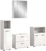 Moderne Badkombination bestehend aus einem Spiegelschrank, einem hohen Schrank mit offenen und geschlossenen Fächern, einem Waschbeckenunterschrank und einem niedrigen Schrank mit Türen, alle in weißem Hochglanzdesign. Frontalansicht.