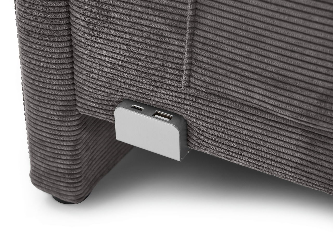 Nahaufnahme einer grauen Polsterliege mit USB-Anschluss an der Seite
