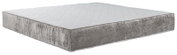 Graue Boxspring-Matratze mit weißem, strukturiertem Bezug und samtiger Seitenverkleidung, freigestellt auf weißem Hintergrund, in schräger Vorderansicht von oben