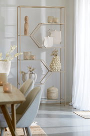 Modernes Standregal aus Metall mit dekorativen Gegenständen, seitliche Perspektive