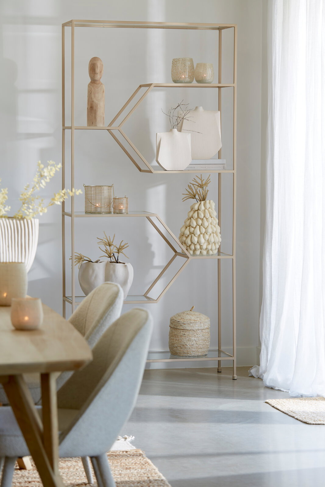 Modernes Standregal aus Metall mit dekorativen Gegenständen, seitliche Perspektive