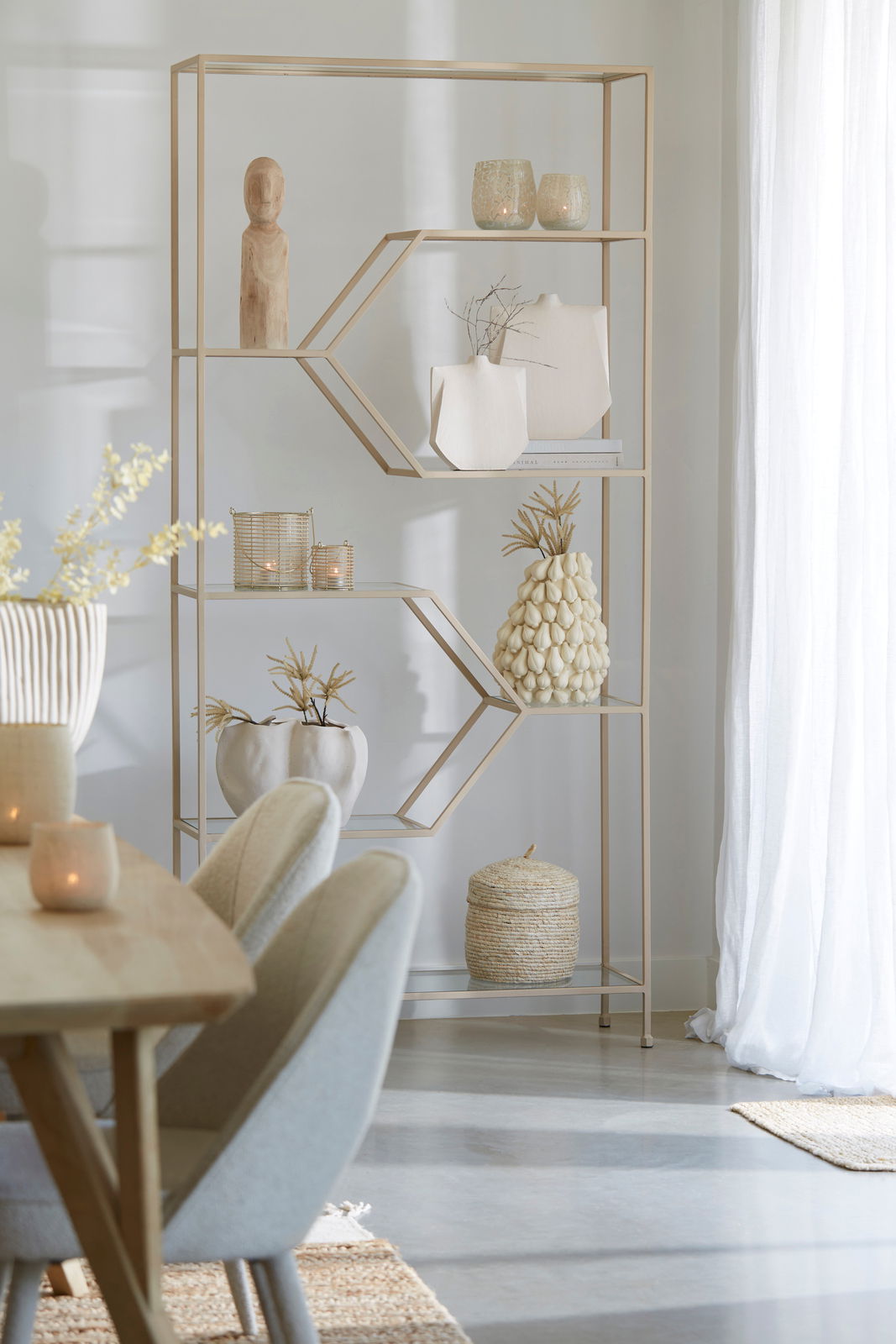 Modernes Standregal aus Metall mit dekorativen Gegenständen, seitliche Perspektive