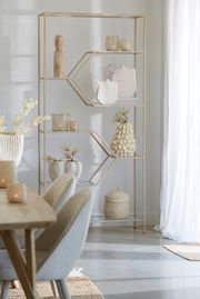 Modernes Standregal aus Metall mit dekorativen Gegenständen, seitliche Perspektive