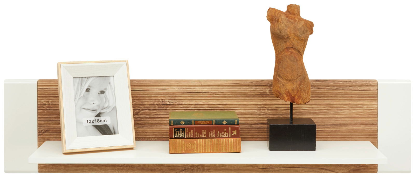 Wandboard mit Holzoptik, darauf ein Bilderrahmen, Bücher und eine Skulptur, frontale Ansicht